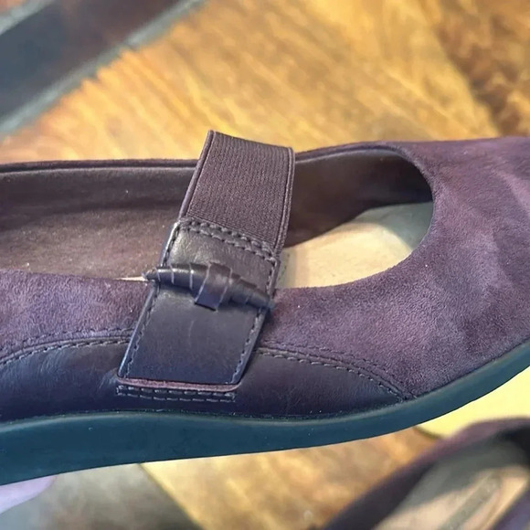 Clark’s collection wine color flats EUC. Size 6. - Picture 6 of 8